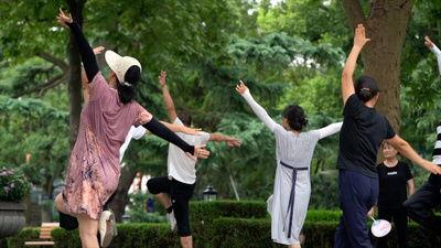 成人高跷腿子运动视频